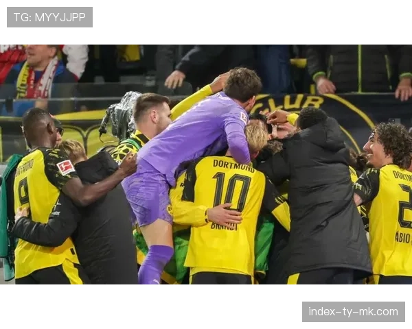 官方：勒沃库森与中场大将扎卡完成续约，新合同至2027年